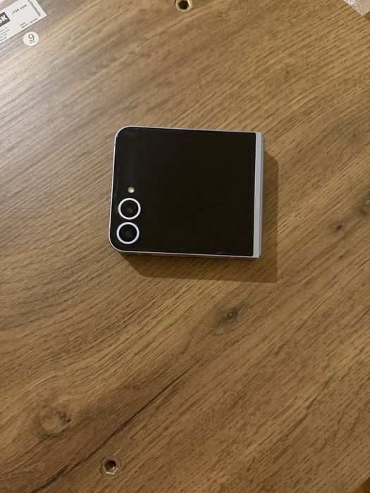 Samsung Galaxy Z Flip 6 – Stare bună, funcționează impecabil