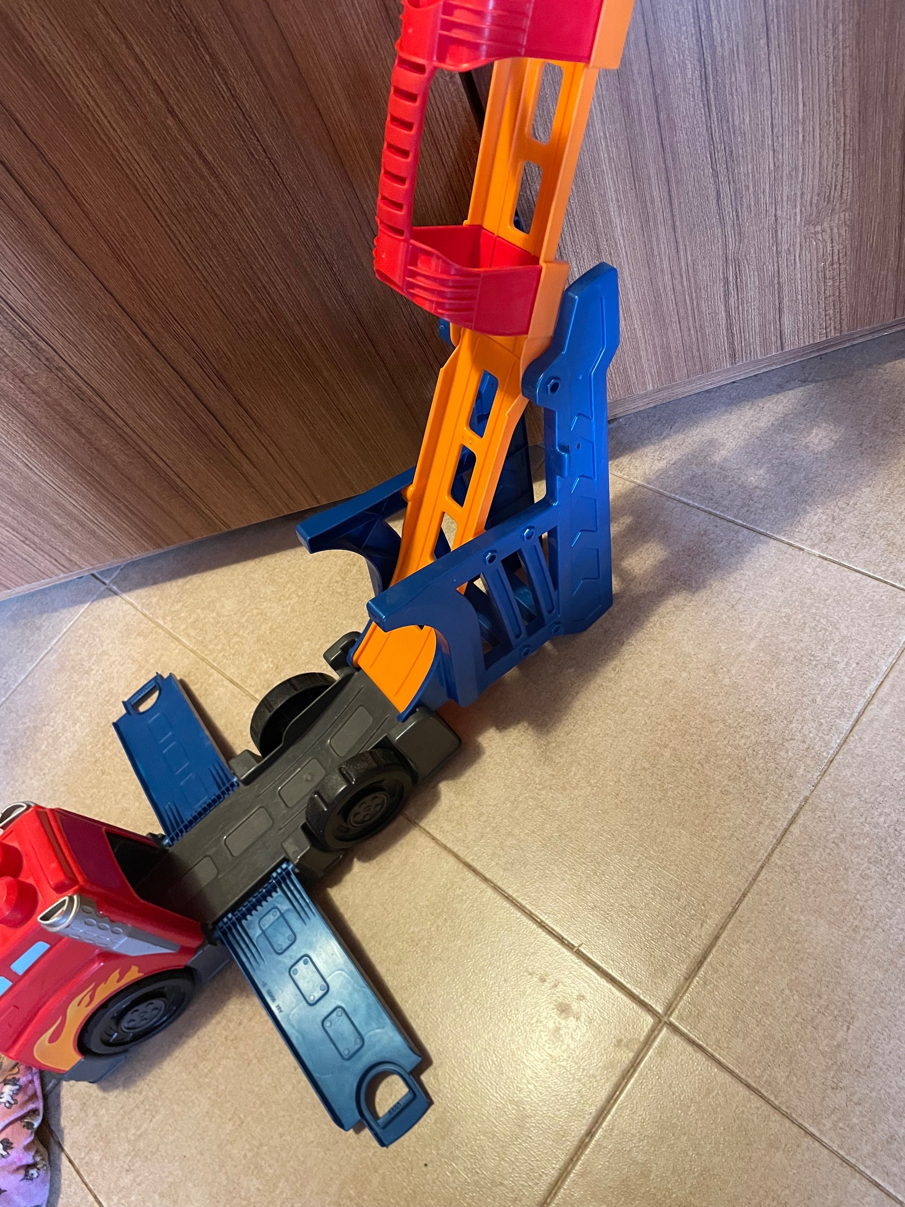 Камион писта Mega bloks, пожарна Mega bloks и конструктор Mega bloks