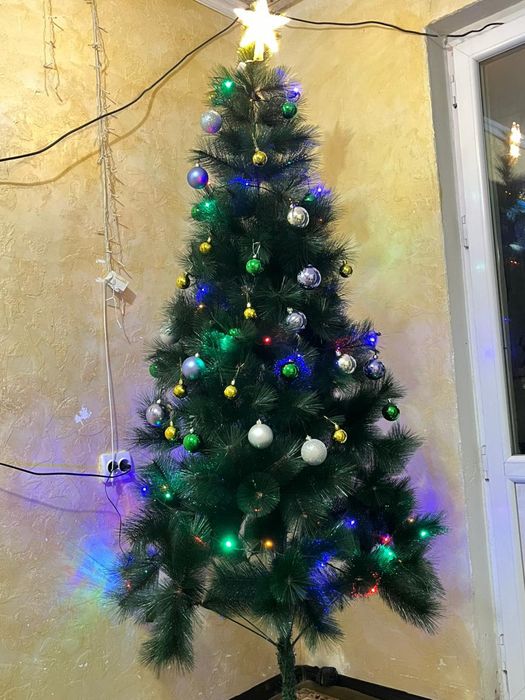 Ёлки новые с игрушками