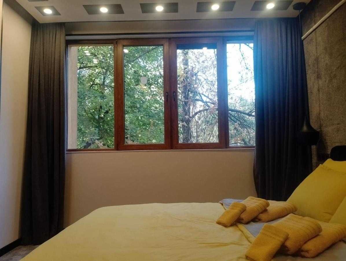 Дава се под наем Двустаен апартамент в София, Изток - 70 кв.м за 990 € - Снимка #1