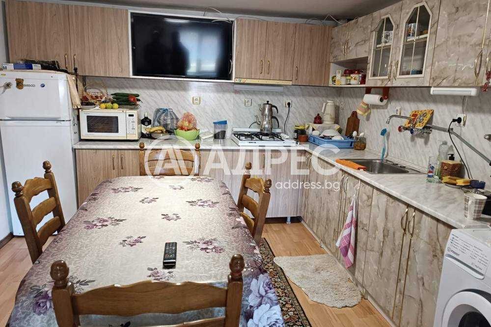 Продава се голяма къща с двор в с.Недоклан