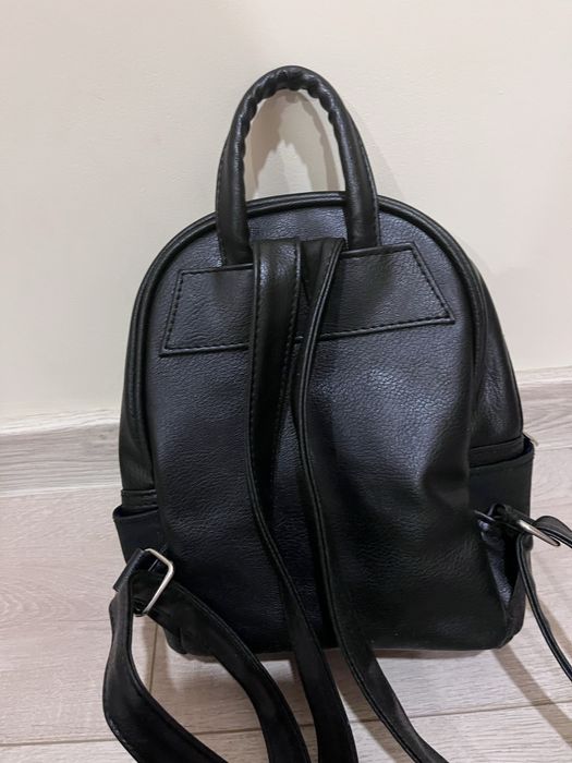 Черна дамска раница