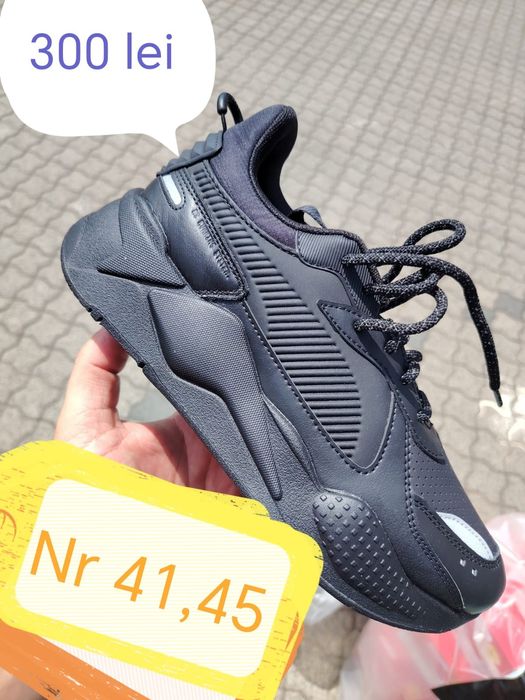De vânzare pantofi sport diferite modele