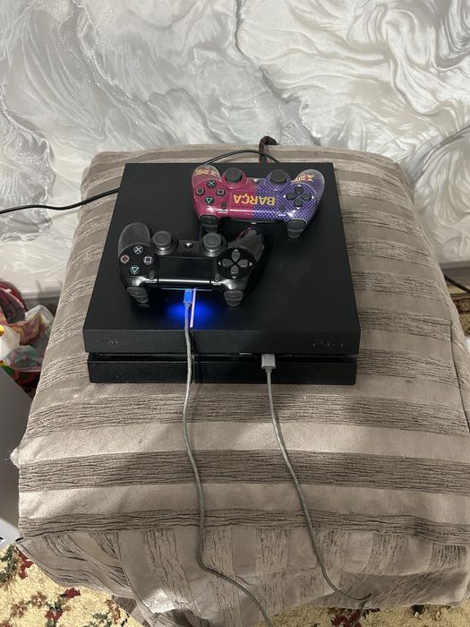 Прадам пс4 на 1 тб с двумя джостиками