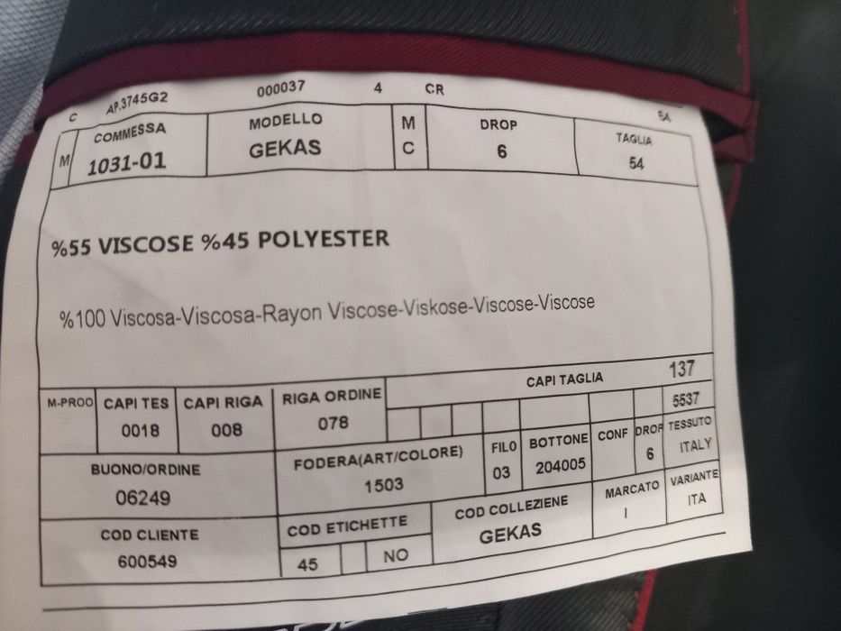 Официален костюм