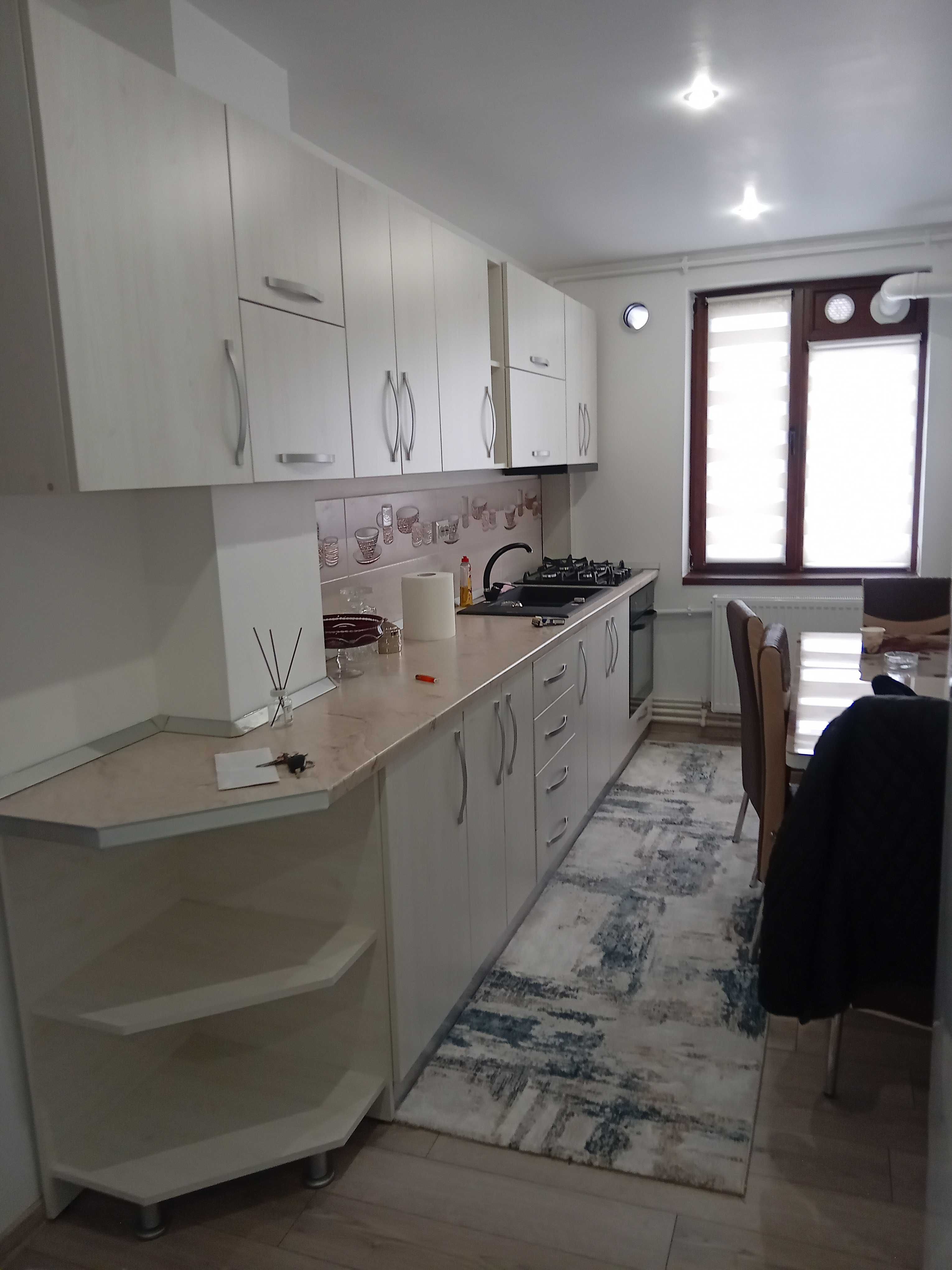 Vand apartament 3 camere, zona Spital