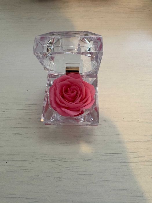 Вечна роза в кристална кутия