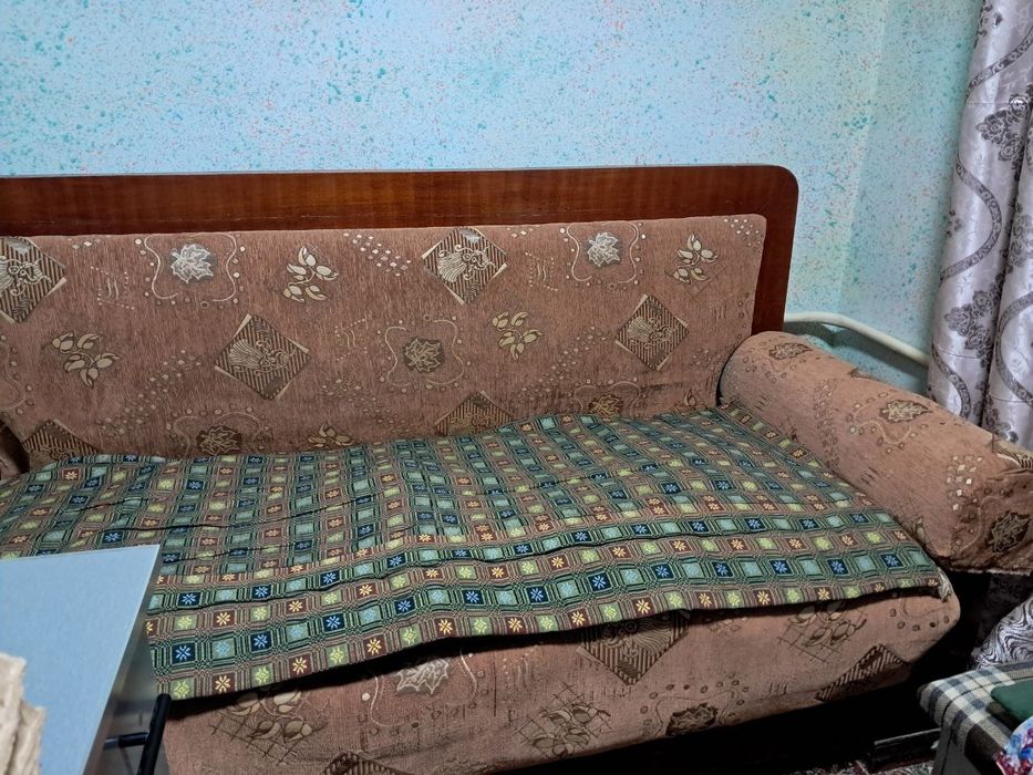 Пружинли диван сотилади