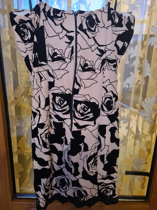 Rochie bej  cu aplicatii catifea neagra