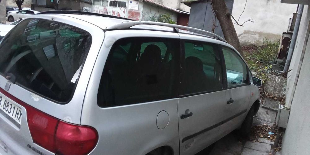 Ван Seat Alhambra