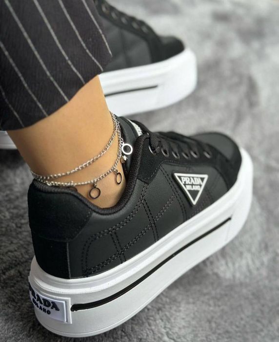 Încălțăminte Prada superbi certificat și saculet