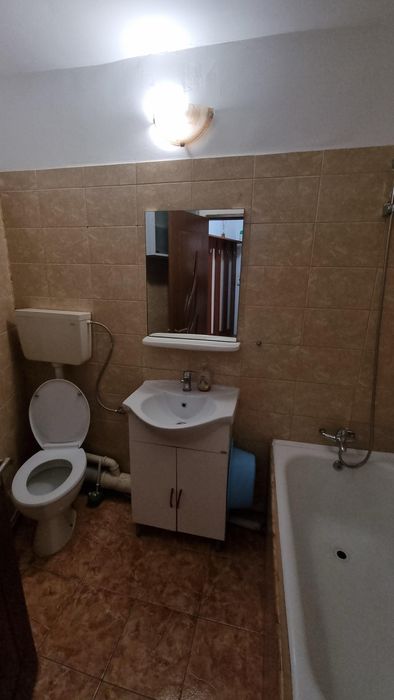 Închiriez garsonieră în bloc de apartamente
