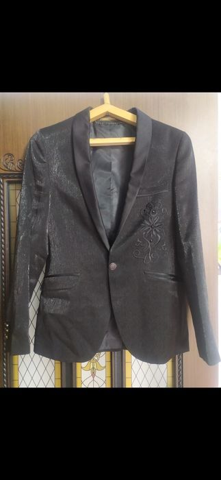 Продам  фирменный костюм двойку с рисунком