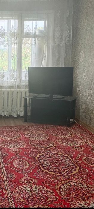 Телевизор с стеклянной тумбочкой