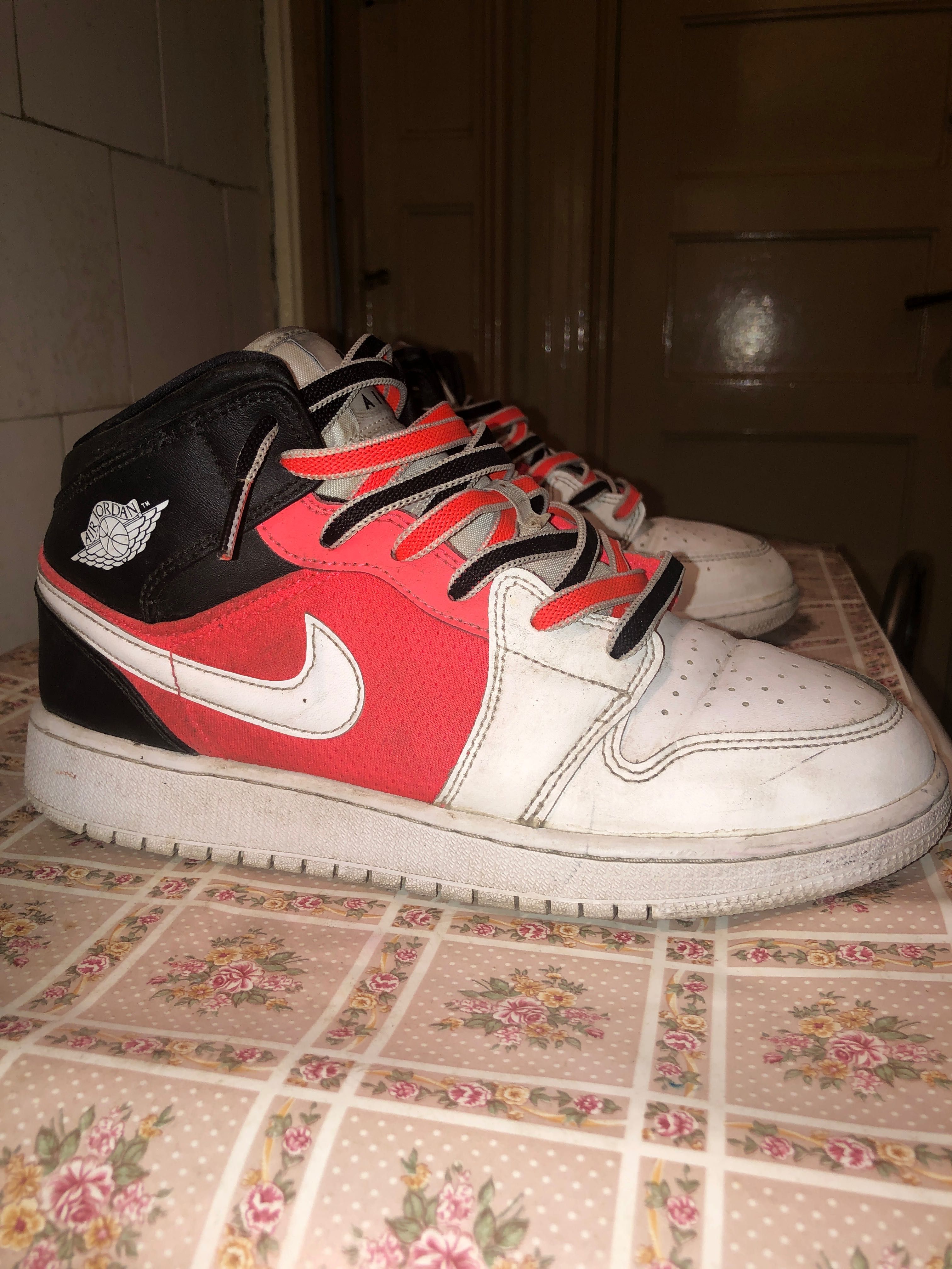 Jordan 1 mid aproape noi