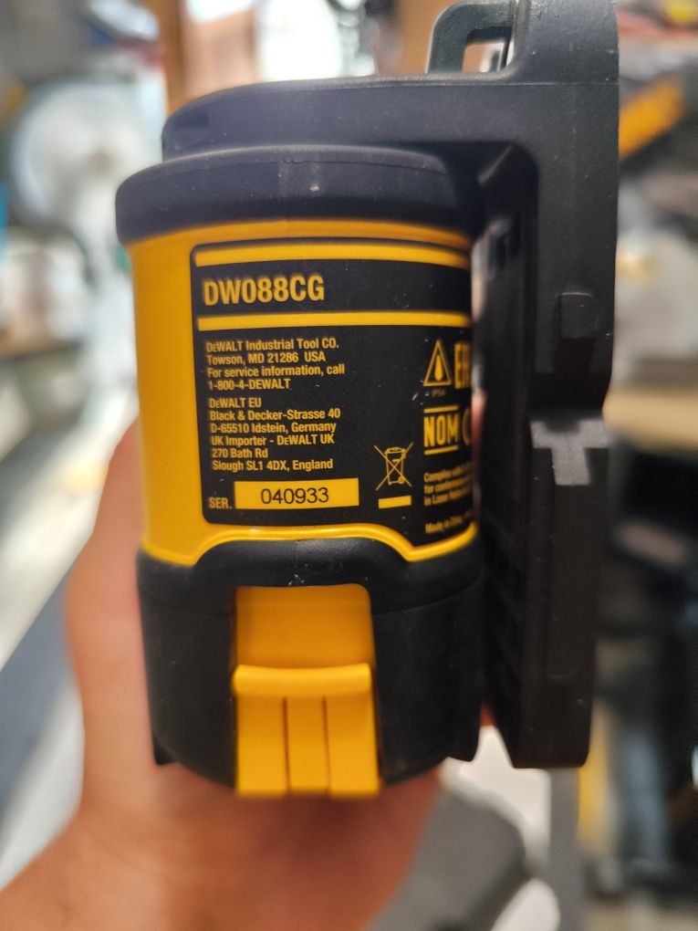 Линеен лазерен нивелир Девалт DeWALT DW088 CG
