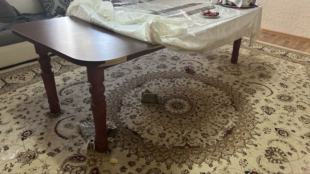 Стол трансформер 2,5 метра со стульями, продаю срочно.