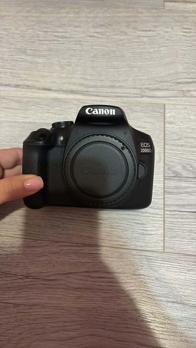 Фотоапарат Canon EOS 2000D +два обектива и зарядно