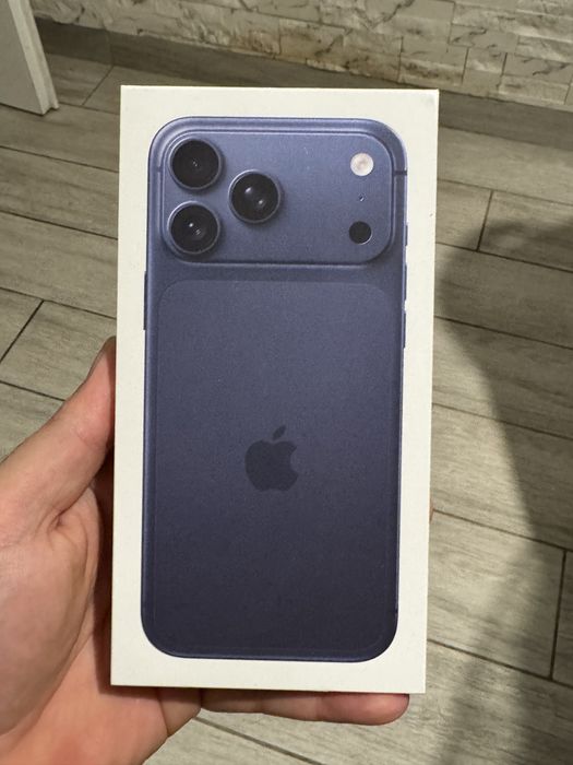 Продавам Iphone 17 pro max Deep blue 512GB