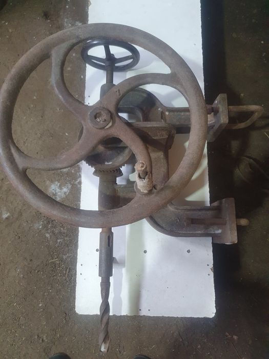 Продам   дрель  , сверлильный станок.