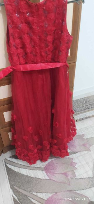 Платье новое  подойдет как подросткам так и на девушку постарше