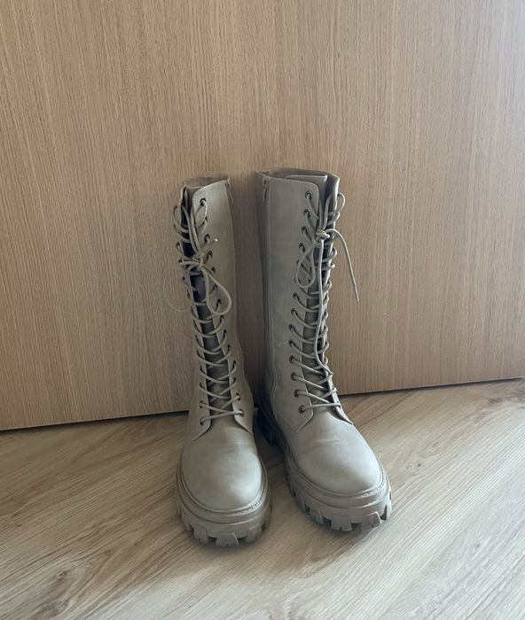 Дамски ботуши в бежово About you