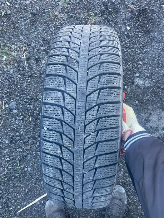 Продам резину зимнюю на 16, один балон с шишкой