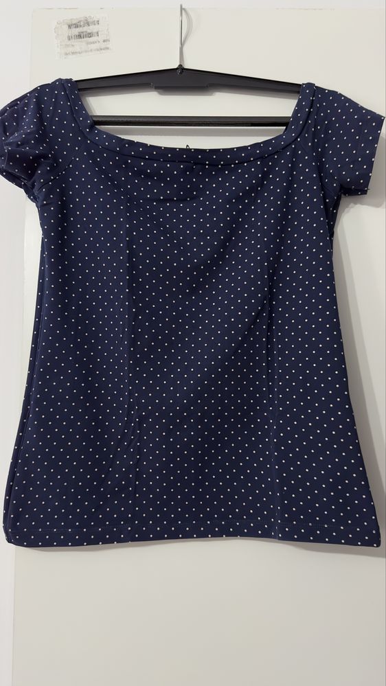 Bluza navy cu buline Stradivarius pe umeri