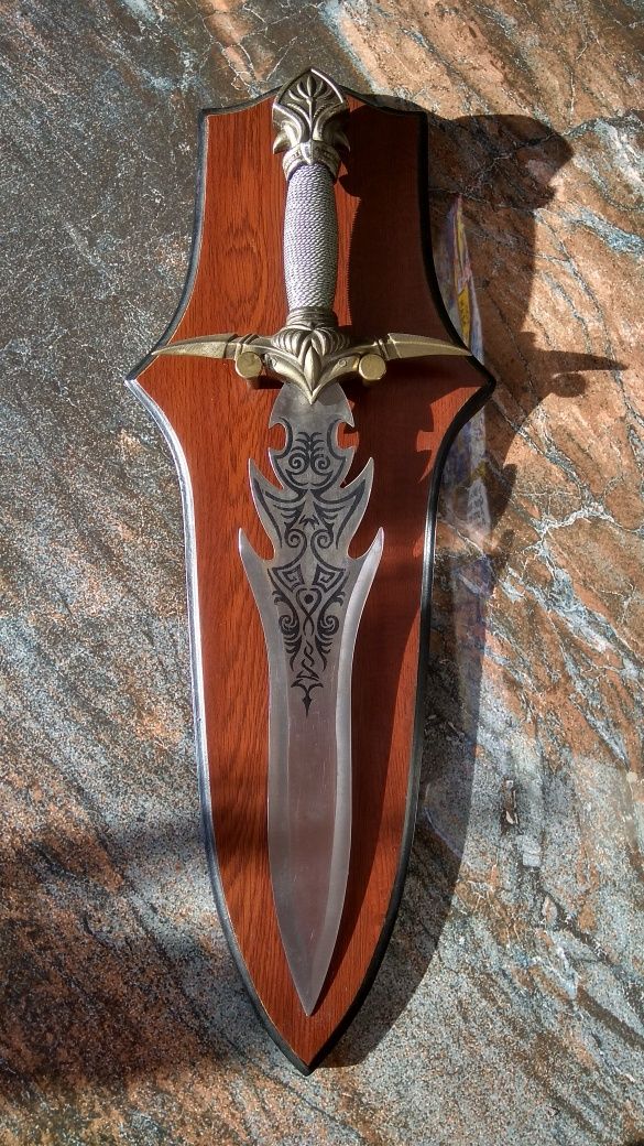 Фентъзи, масивен, метален меч с богата орнаментика и дървена стойка