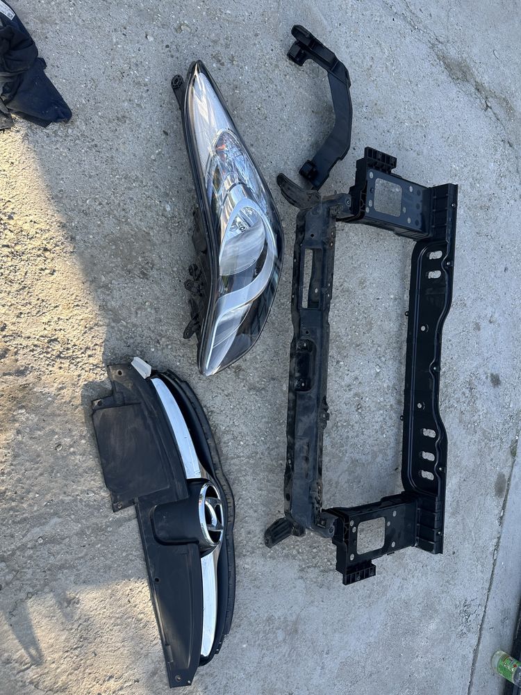 Far stânga.tragher.grilă radiator hyundai elantra.
