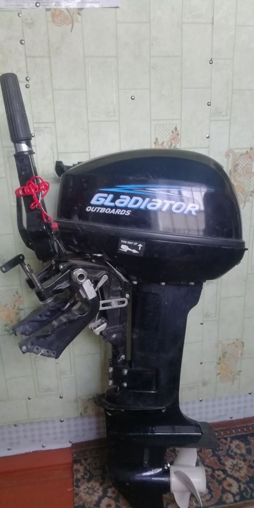 Продам лодочный мотор 2хтактный Гладиатор