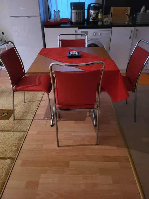 Чисто нова маса с 4 стола