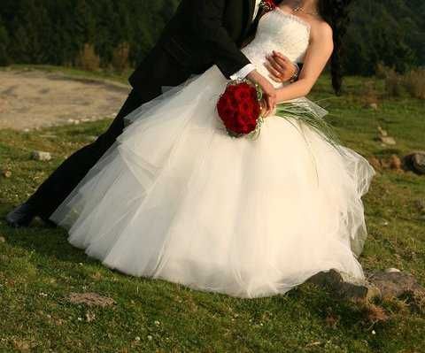 Rochie de mireasa cu crinolina