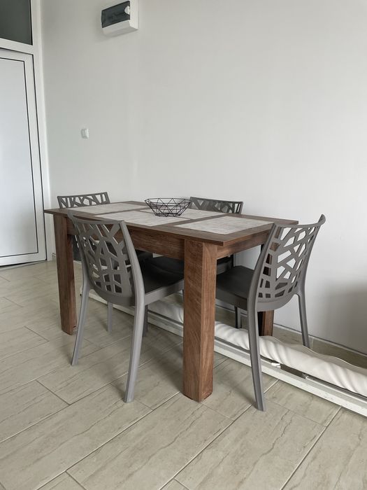 Трапезарна маса