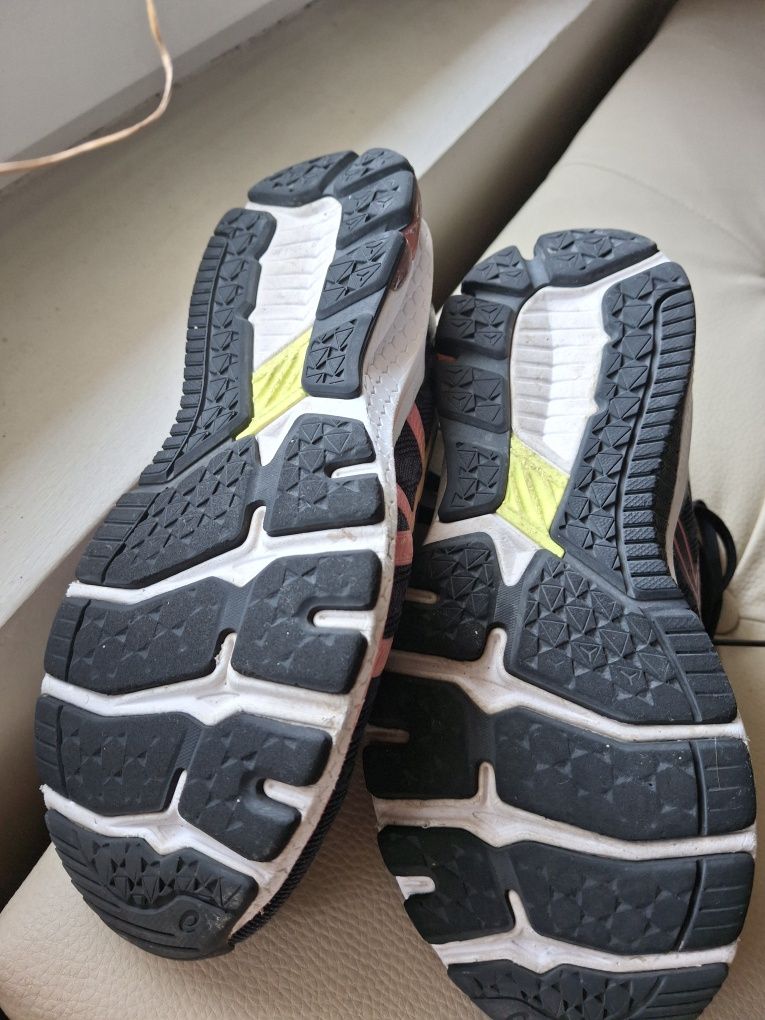 маратонки за момиче Asics 36 номер
