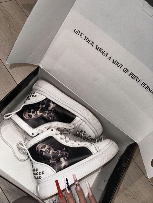 Vand adidasi facuti pe comanda sarbu