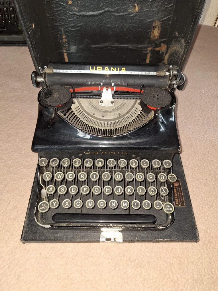 Masina de scris veche, Urania.