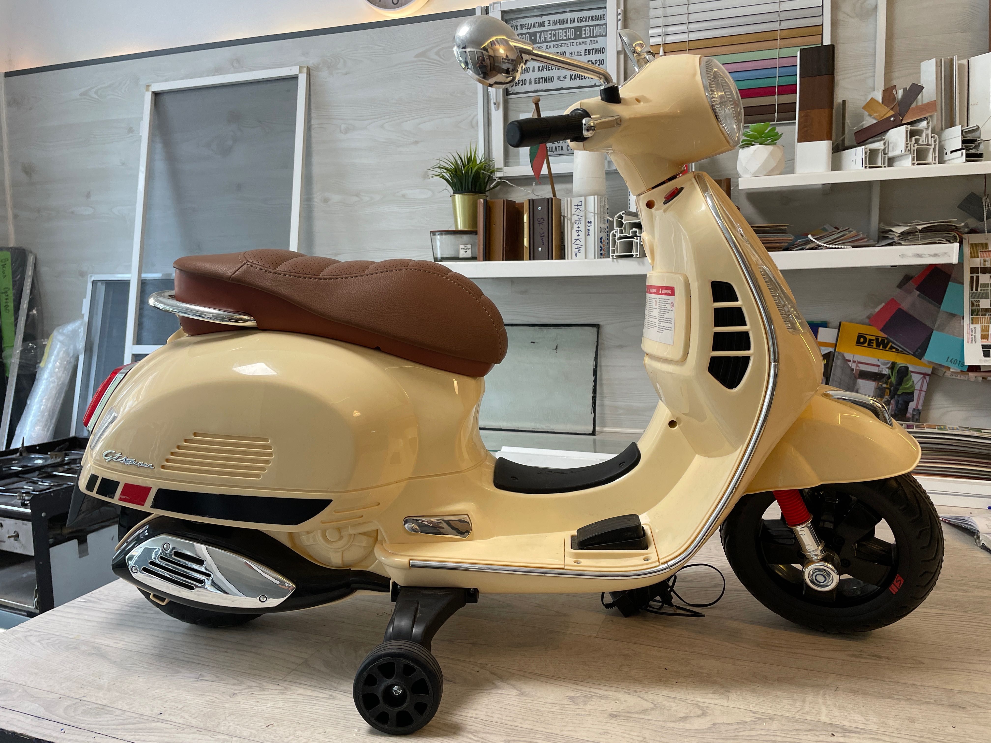 Акумулаторен скутер Vespa 6V със звук и светлини!