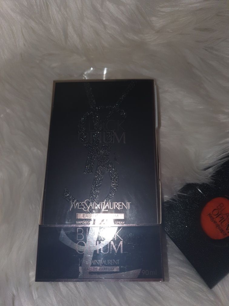 Parfumul Yves Saint Laurent Black Opium