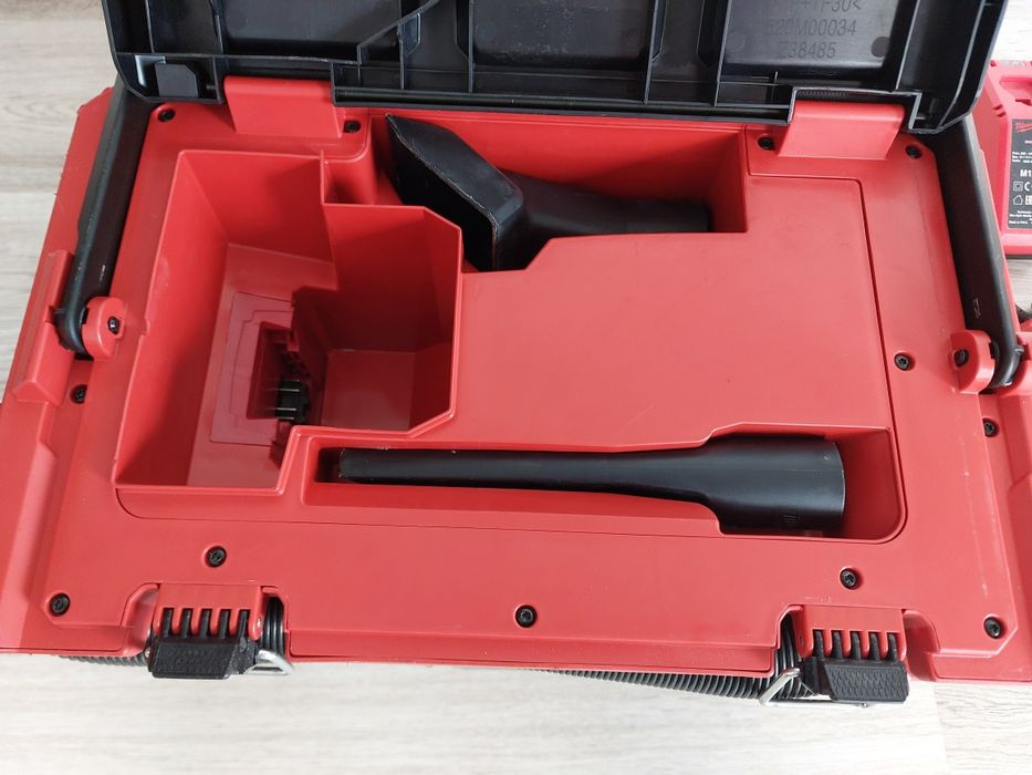 Aspirator milwaukee packout M18 FPOVCL, 2022, stare perfectă