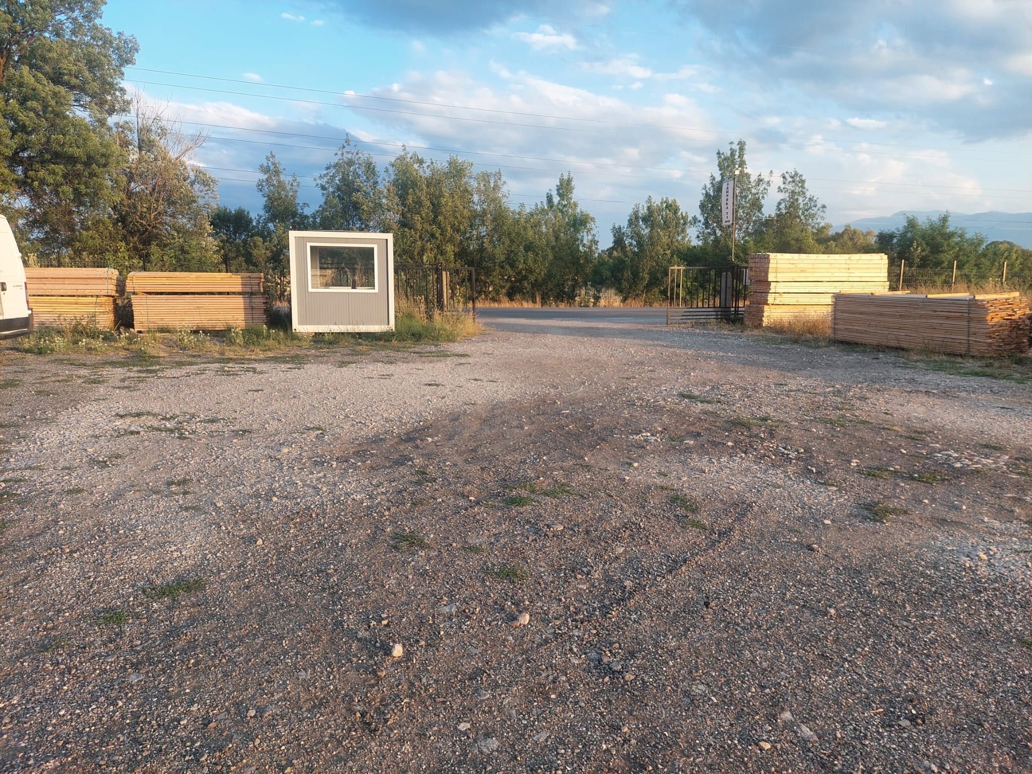 Парцел с офис под наем