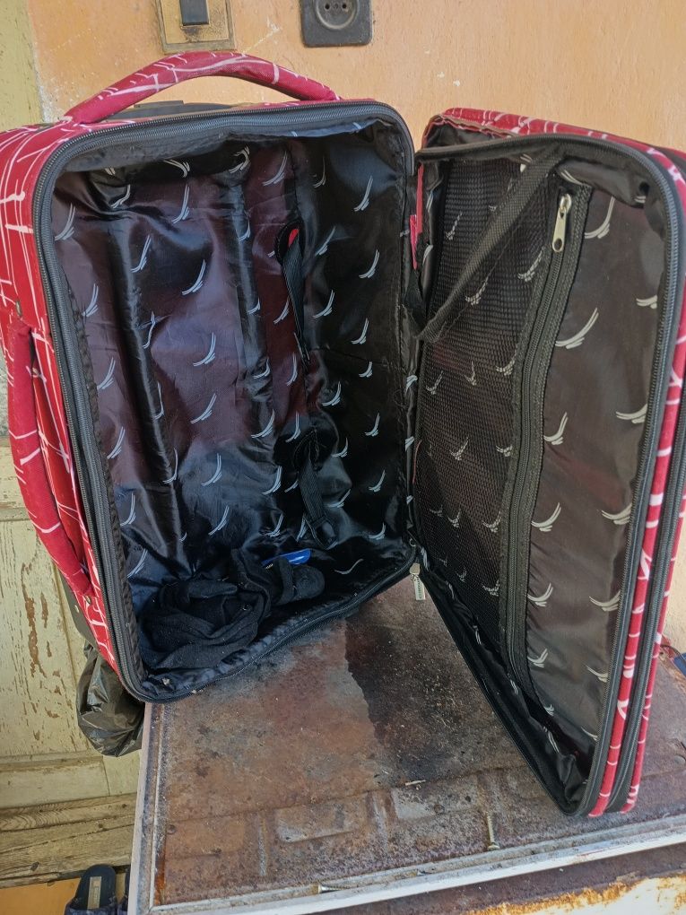 Два текстилни куфара малак  и голям