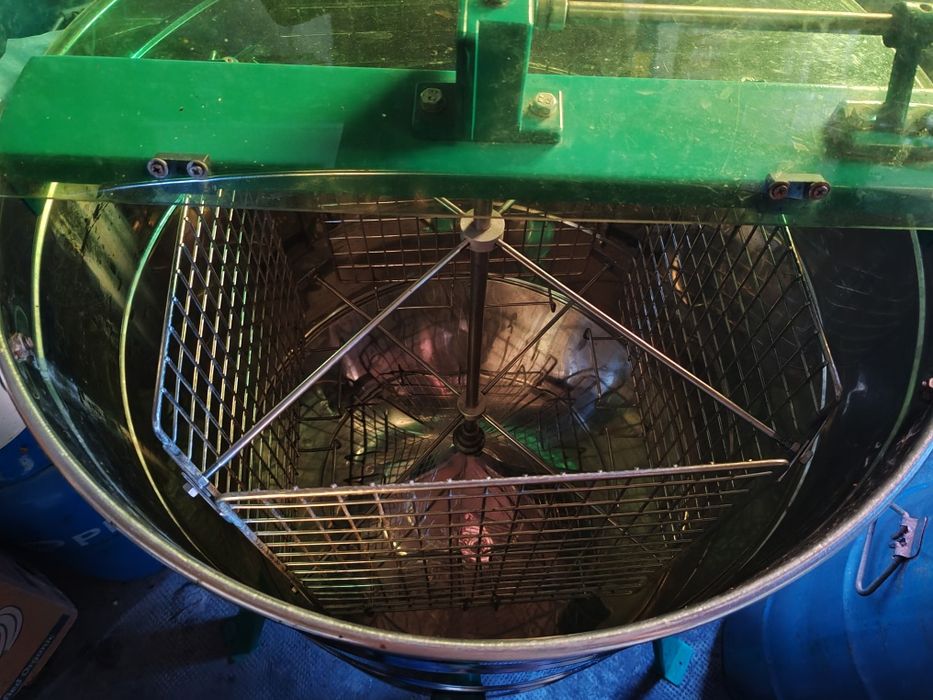 Vând centrifuga din inox pe 4 rame