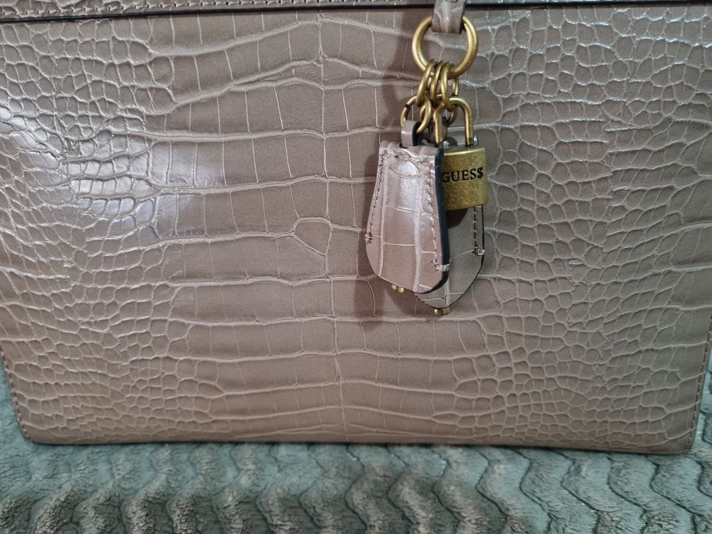 Geanta de la  Guess