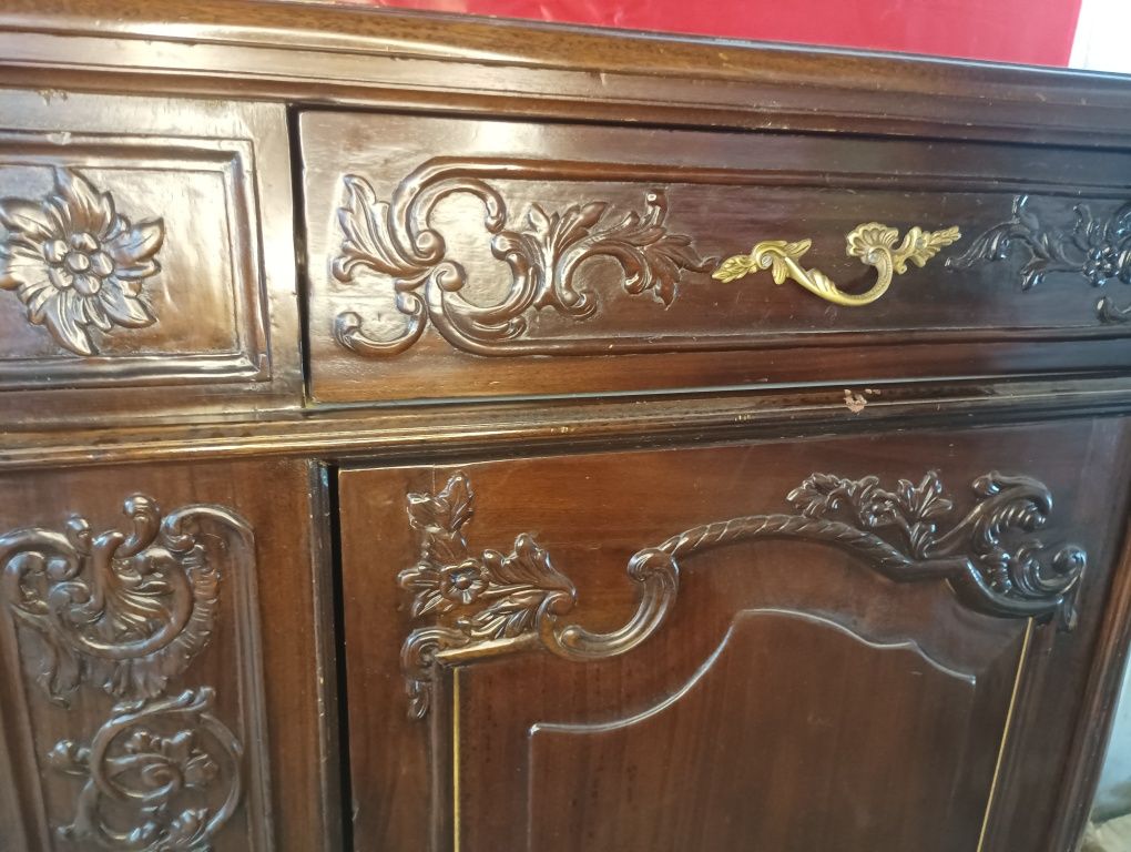 Индонезийски красив шкаф