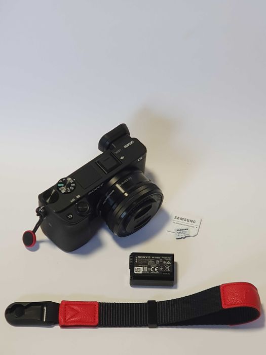 Sony A6400 16-50mm F3.5 F5.6 + Pergear macro 1:2 F2.8