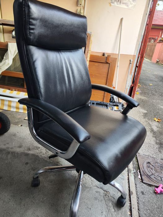 Vand scaun de piele directorial