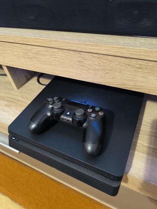 Vind Ps 4 Slim de 1 Tera, stare foarte bună de funcționare la 599 lei!