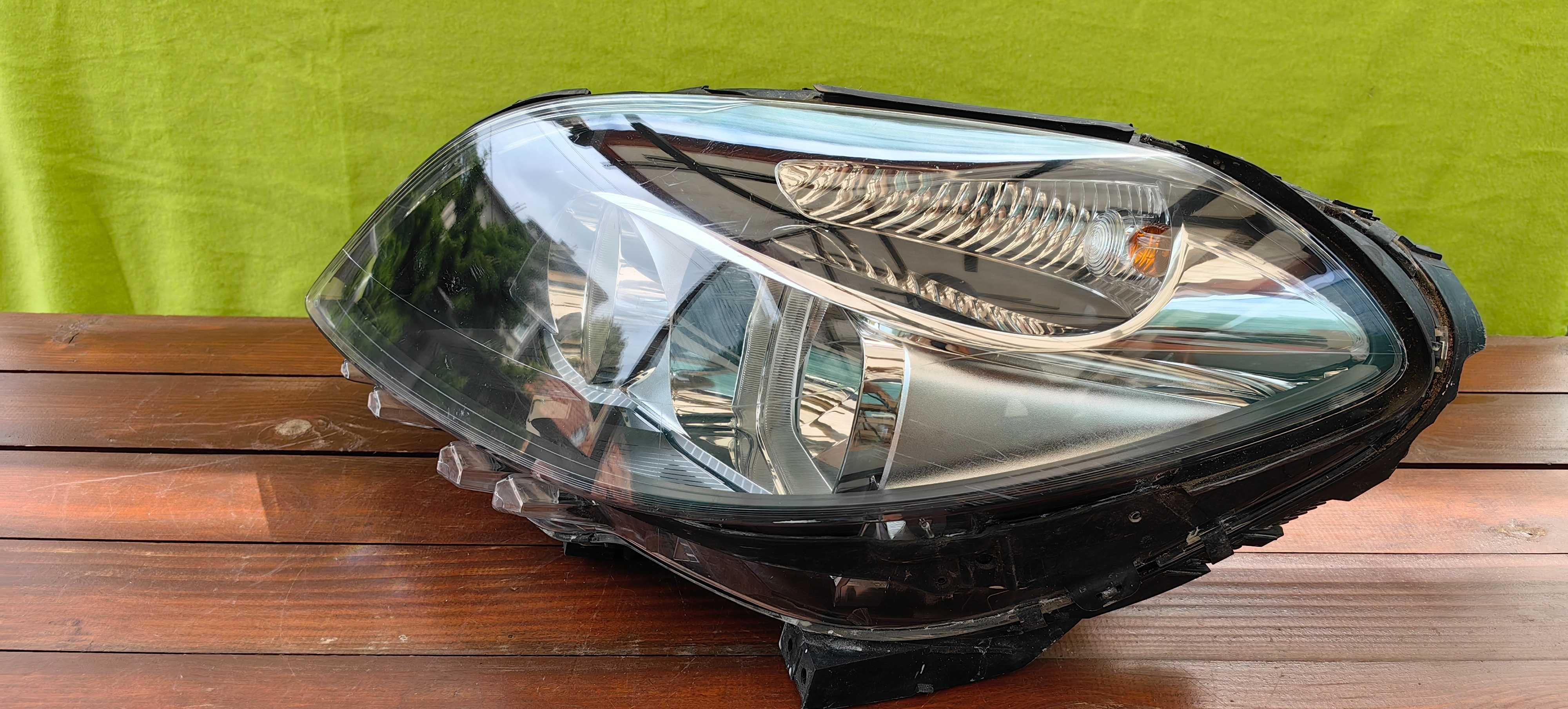 Фар за Mercedes B W246 / Мерцедес Б клас в246