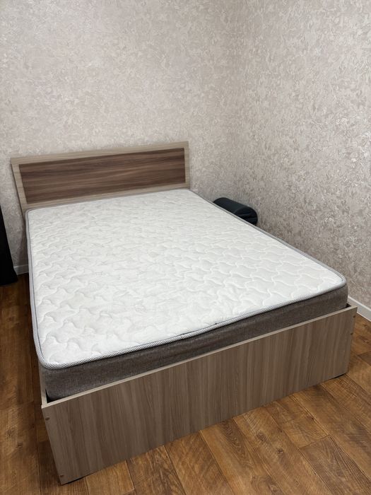 Кровать с матрасом